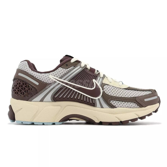 Nike Wmns Zoom Vomero 5 Light Iron Orewood Earth Fossil